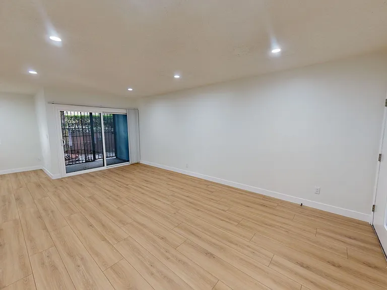 Free Rent Beautiful & Spacious Unit For Rent — Photo 14