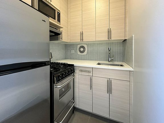 3rd image of 4 Park Ave APT 15S