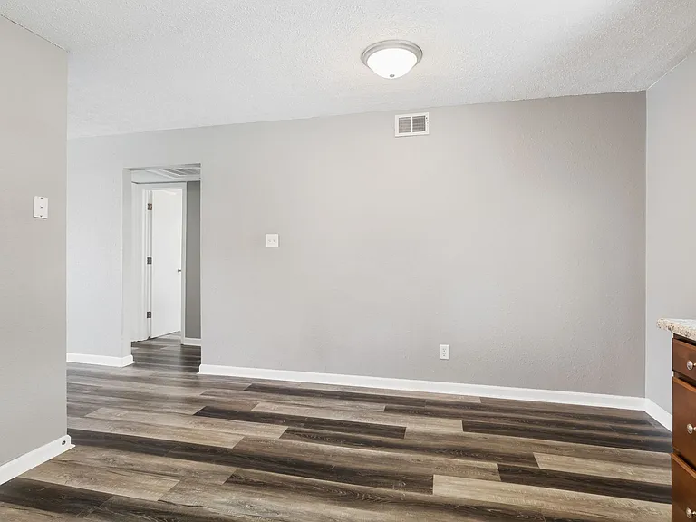 Lincoln Apartments — Photo 7