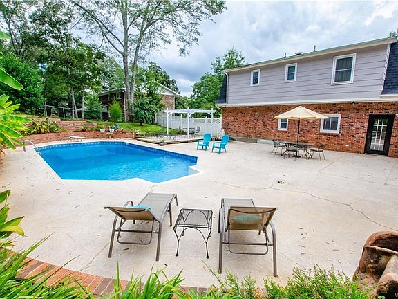 2nd image of 401 Oakwood Dr