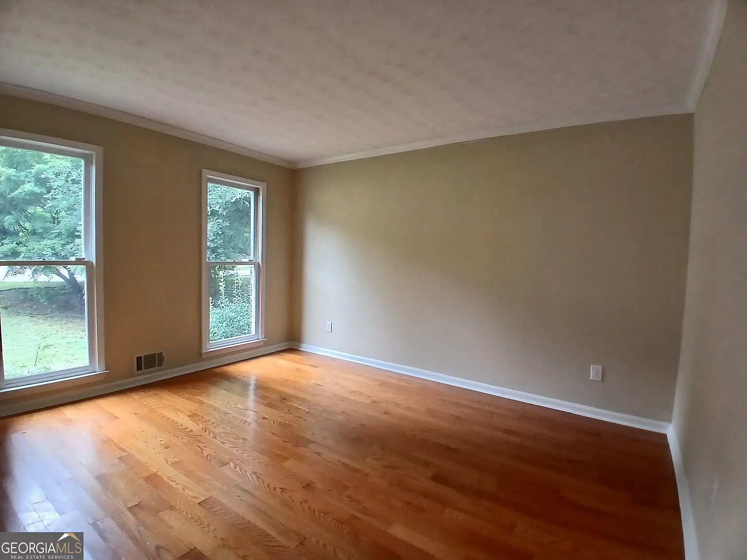 5 bed, 2.5 bath, 3384 sqft, $2,200 — Photo 3