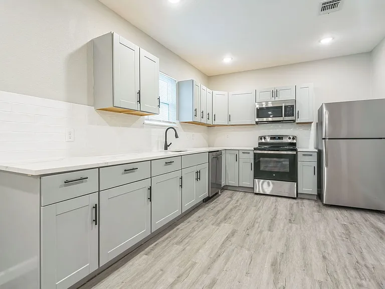 1506 W Woodlawn Ave — Photo 5