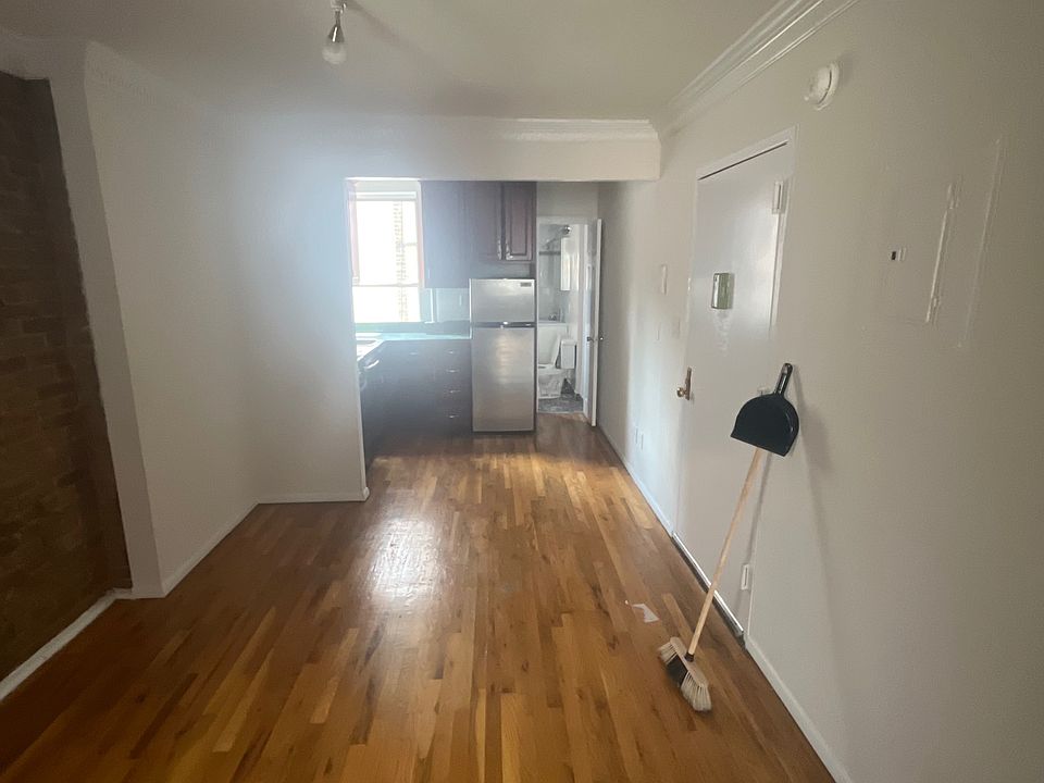 1st image of 444 W 58th St APT 4R