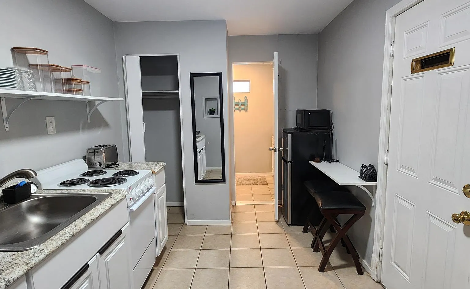 Studio, 200 sqft, $995 — Photo 1