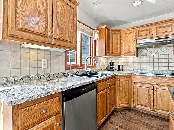 4th image of 609 Lexington Ln