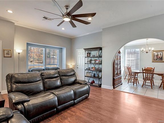 4th image of 229 Olive St