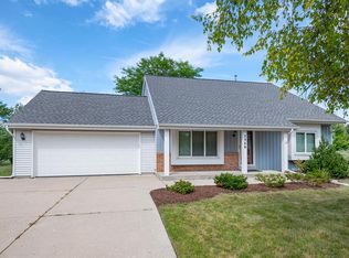 3944 W Amberidge Dr, Franklin, WI 53132