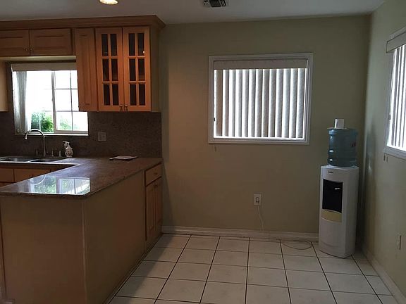 4th image of 14945 Blythe St