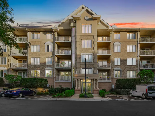 1761 Pavilion Way Unit 206, Park Ridge, IL 60068