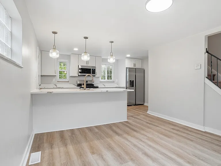 951 Rita Dr — Photo 2