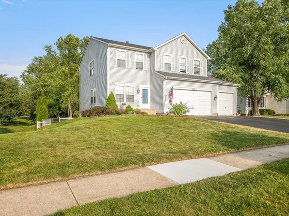 305 Greenbriar Blvd, Poplar Grove, IL 61065