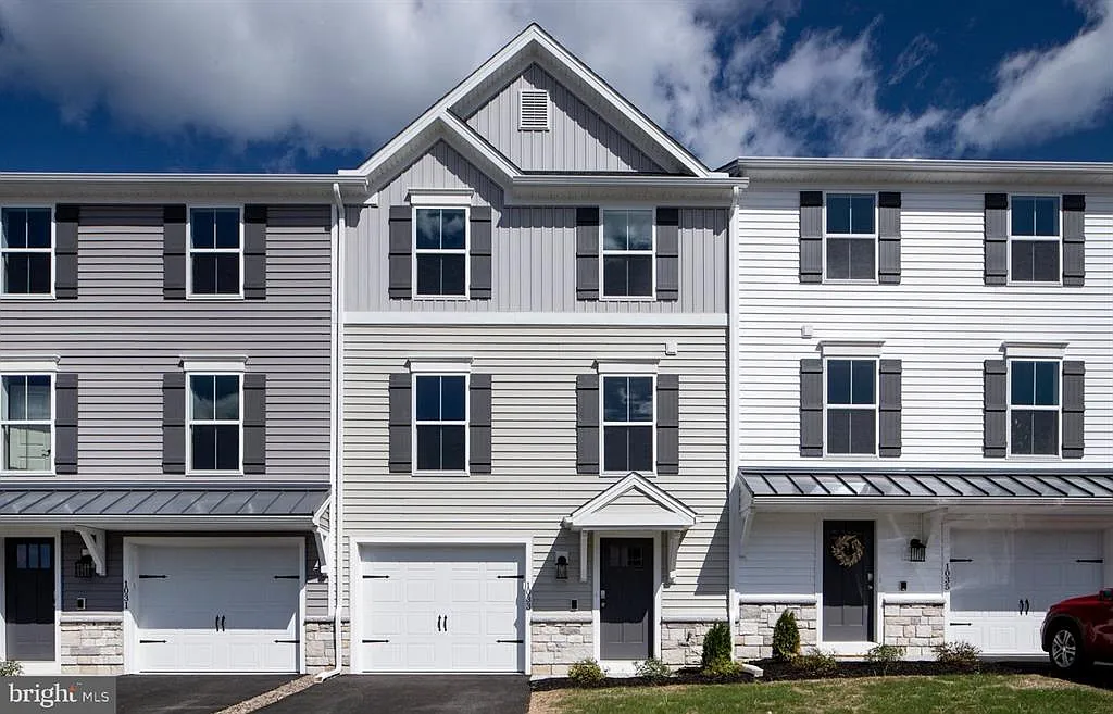 4 bed, 2.5 bath, 1827 sqft, $2,490 — Photo 1