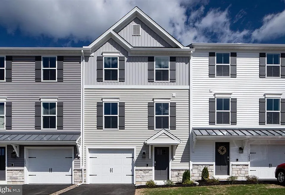 1033 Addie Ln
