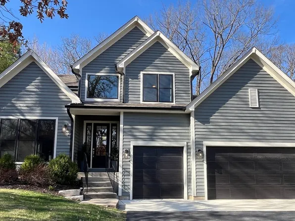 406 Kelly Ln, Crystal Lake, IL 60012