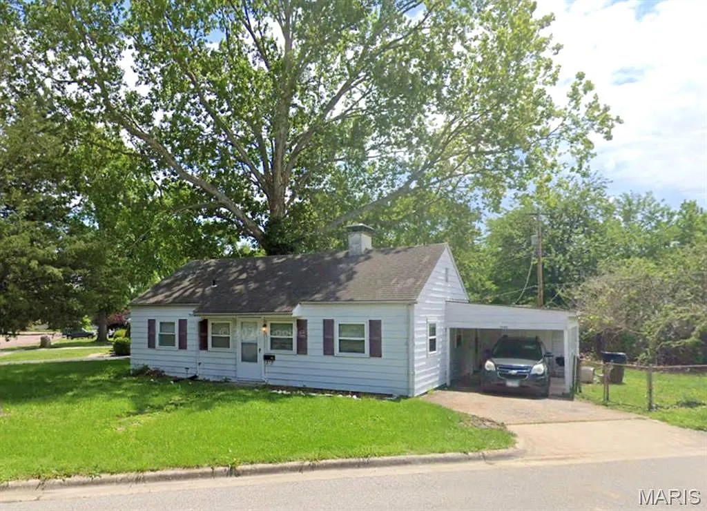 3 bed, 1.0 bath, 1024 sqft, $1,300 — Photo 1