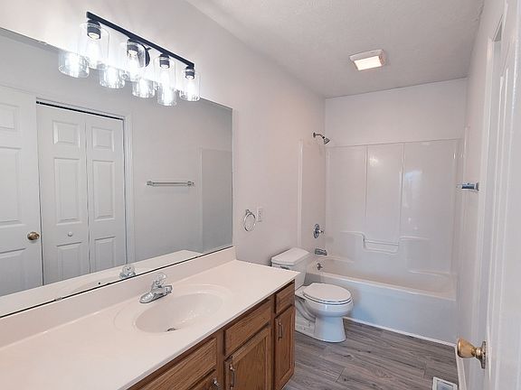 4th image of 4 Hawthorne Ln