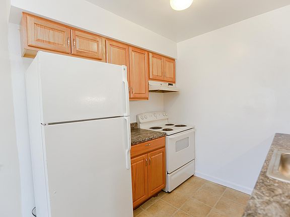 4th image of 201 W 34th St #1