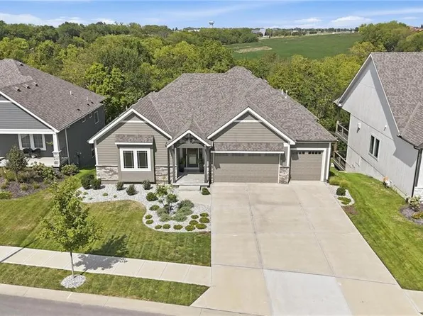 11442 S Montclaire Dr, Olathe, KS 66061