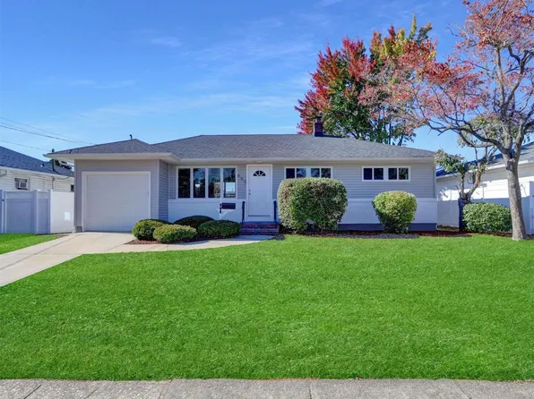 950 N Delaware Avenue, Lindenhurst, NY 11757