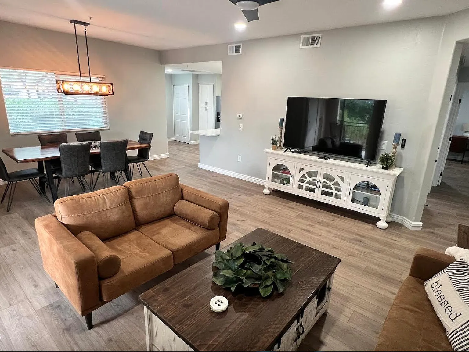 2 bed, 2.0 bath, 1298 sqft, $2,600 — Photo 2