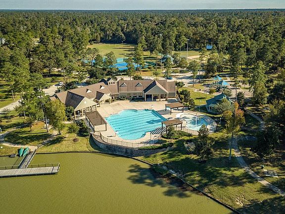 Within short walking distance to all of Benders Landing top notch amenities. Including community pool, splash pad, parks and sports fields.