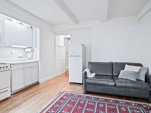 4th image of 155 E 49th St #4E
