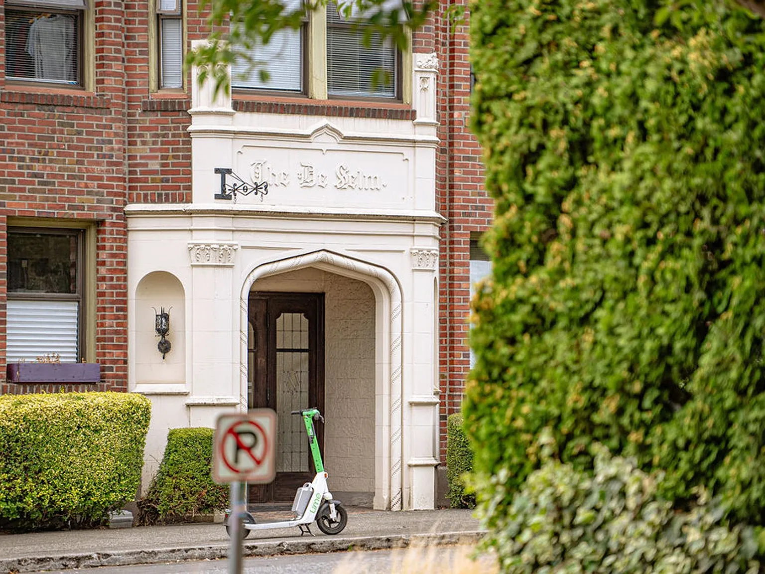 De Selm Apartments | Vintage Architecture with Fresh Modern Interiors — Photo 2