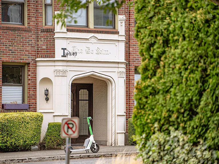 De Selm Apartments | Vintage Architecture with Fresh Modern Interiors — Photo 2