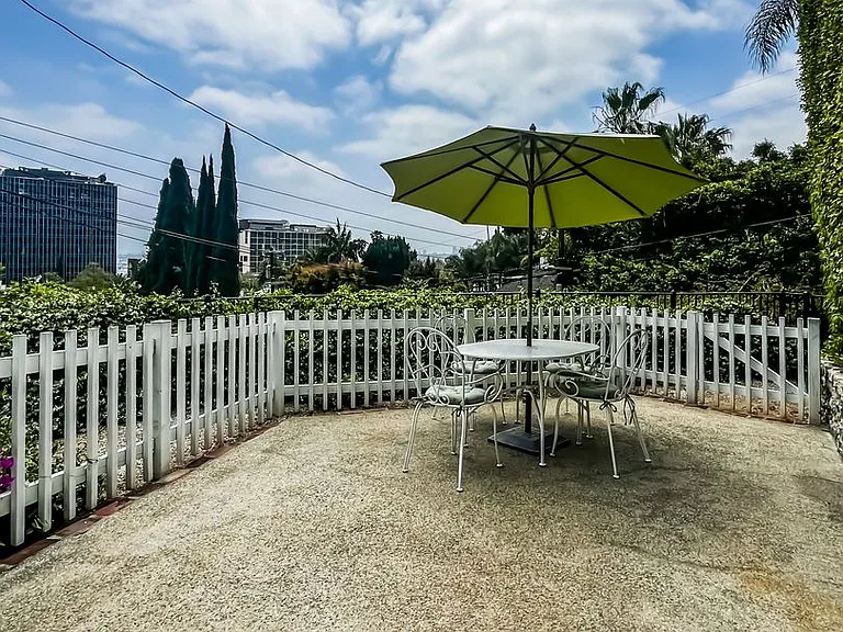 Unbelievable Stand-Alone 2-Bedroom House in Prime West Hollywood Hills — Photo 20
