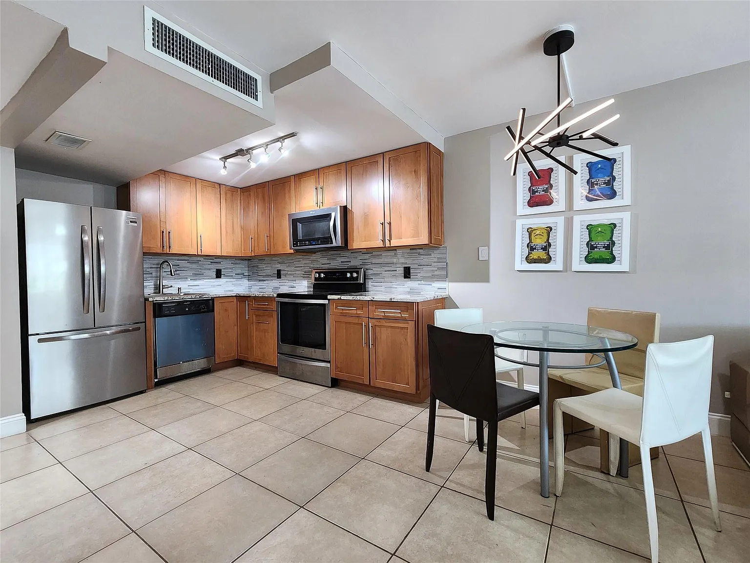 2 bed, 2.0 bath, 1175 sqft, $2,800 — Photo 2