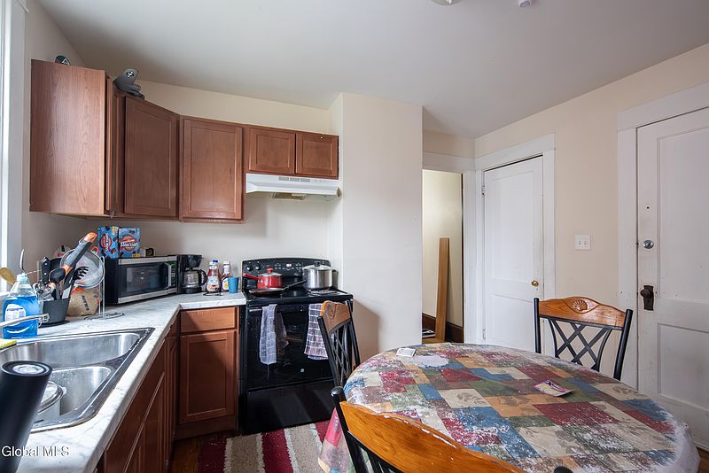 3rd image of 10 Putnam Street