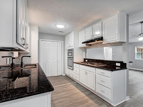 Kitchen, Gas Stove, Oven | Microwave Built In, Granite Countertops