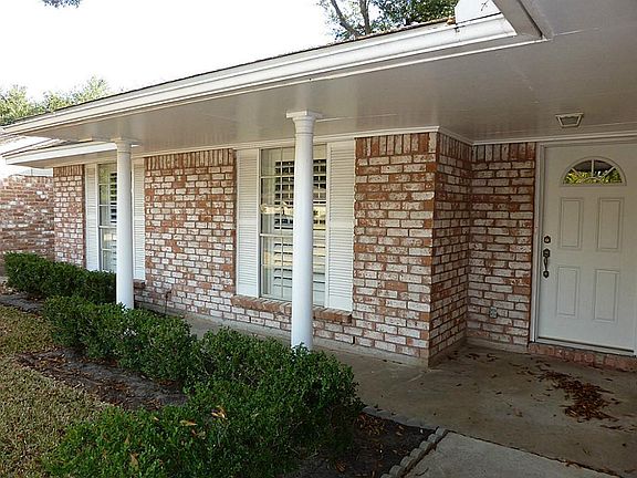The covered front porch welcomes you home!