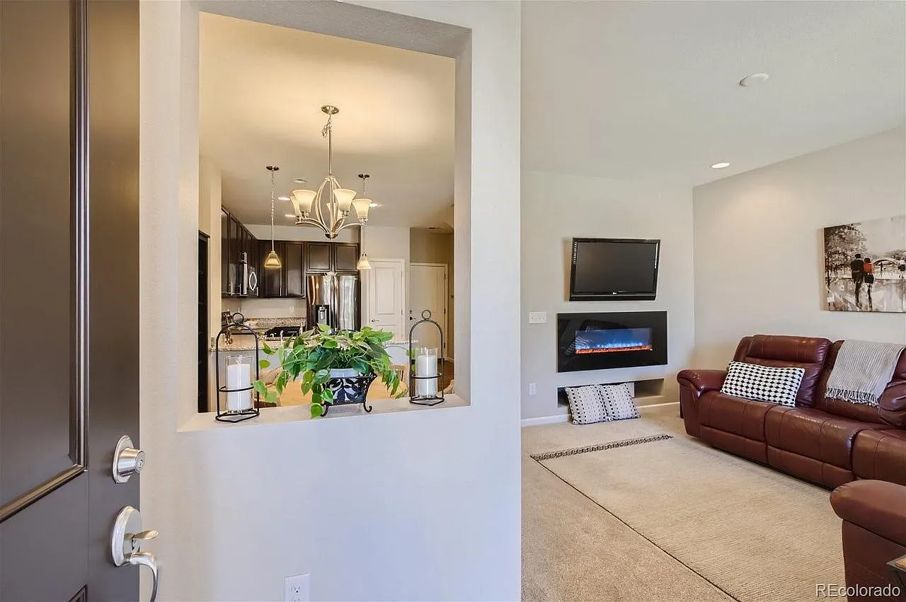 3 bed, 1600 sqft, $3,000 — Photo 2
