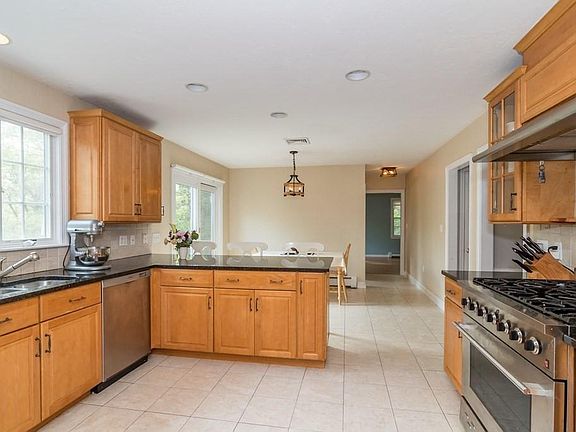 4th image of 27 Windsor Dr