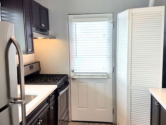 4th image of 114 E Mariposa St #10