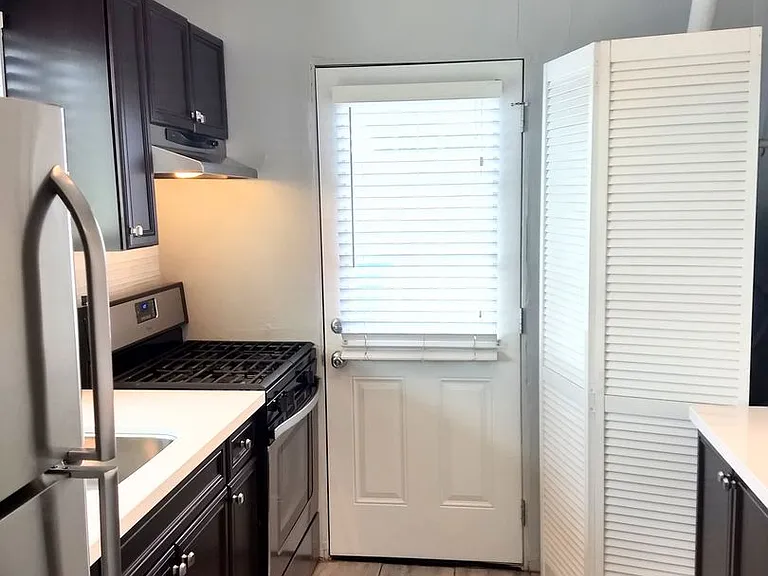 114 E Mariposa St #10 — Photo 4