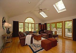 3rd image of 87 Hollins Ln