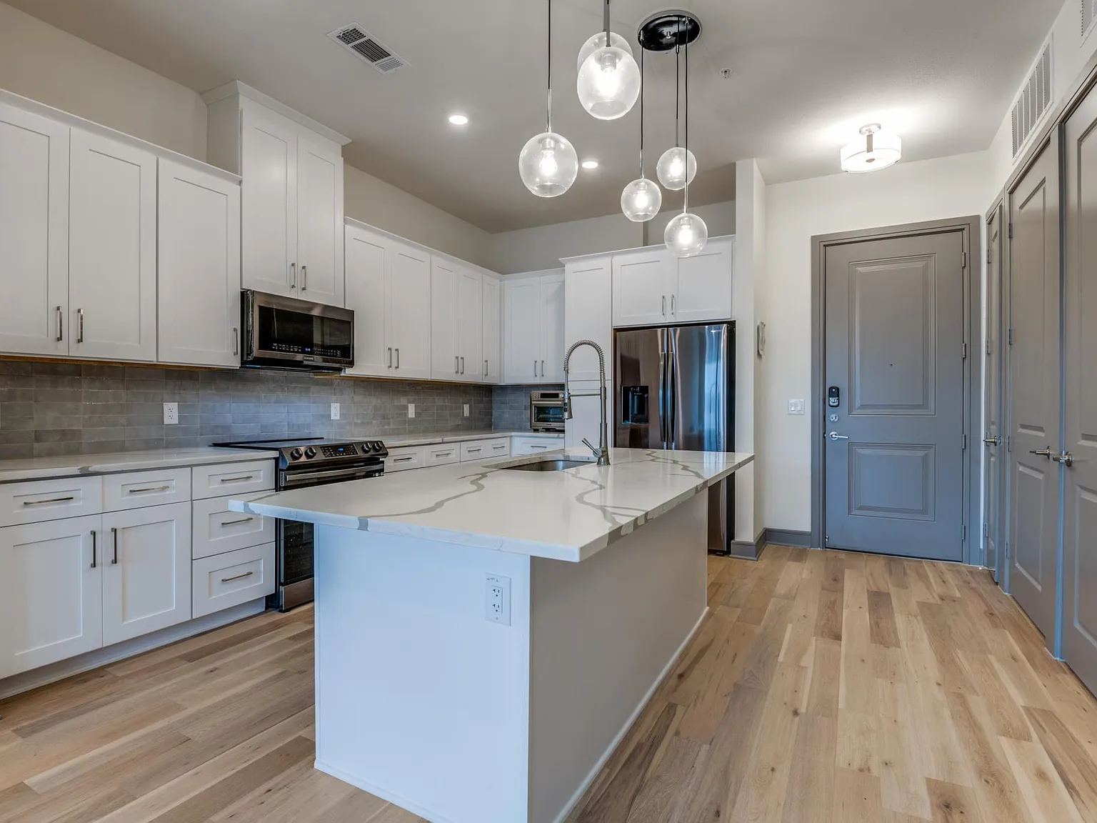 2 bed, 1250 sqft, $2,100 — Photo 3