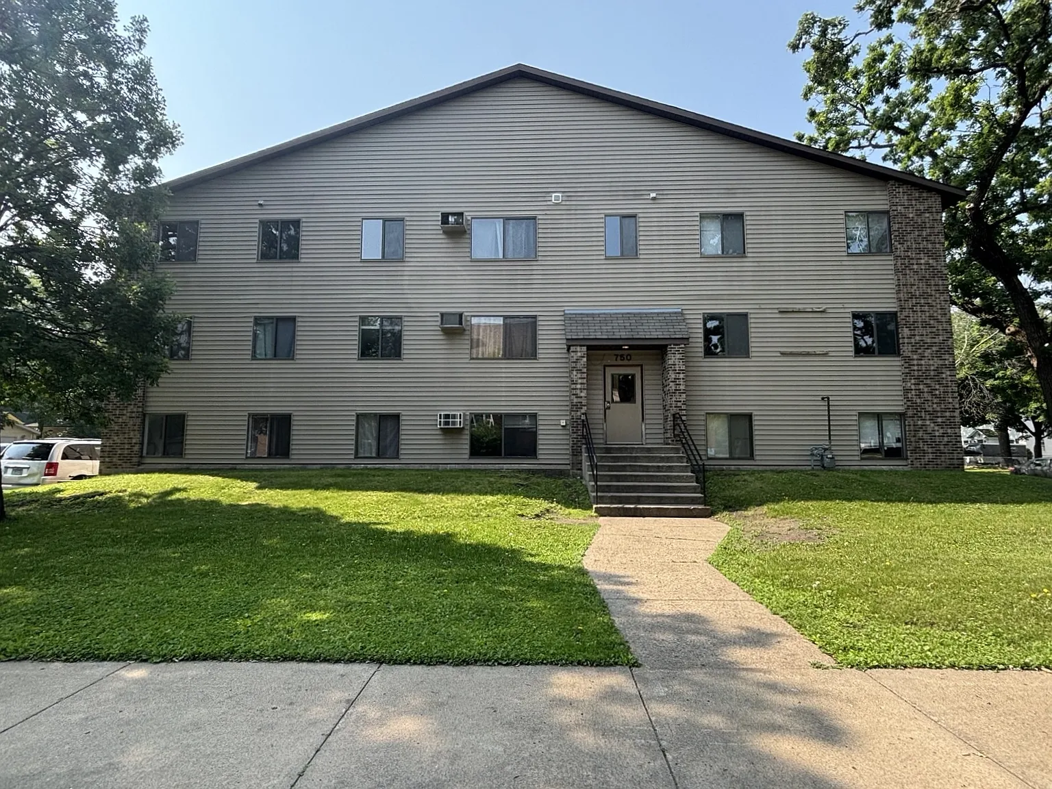 4 bed, $1,340 — Photo 2