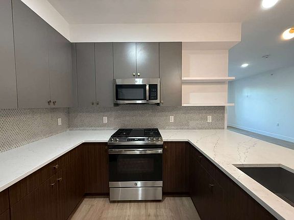 2nd image of 276 Duncan Ave #10E