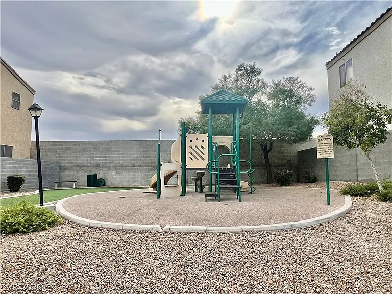 1324 Sun Village Ave — Photo 33