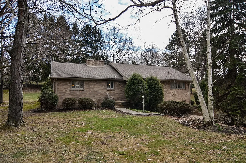870 Woodland Rd photo 1