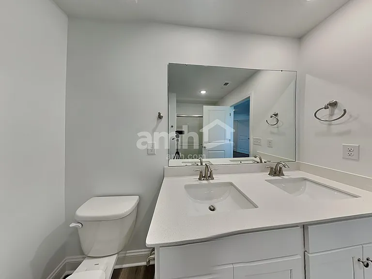 1112 Livengood Way — Photo 10