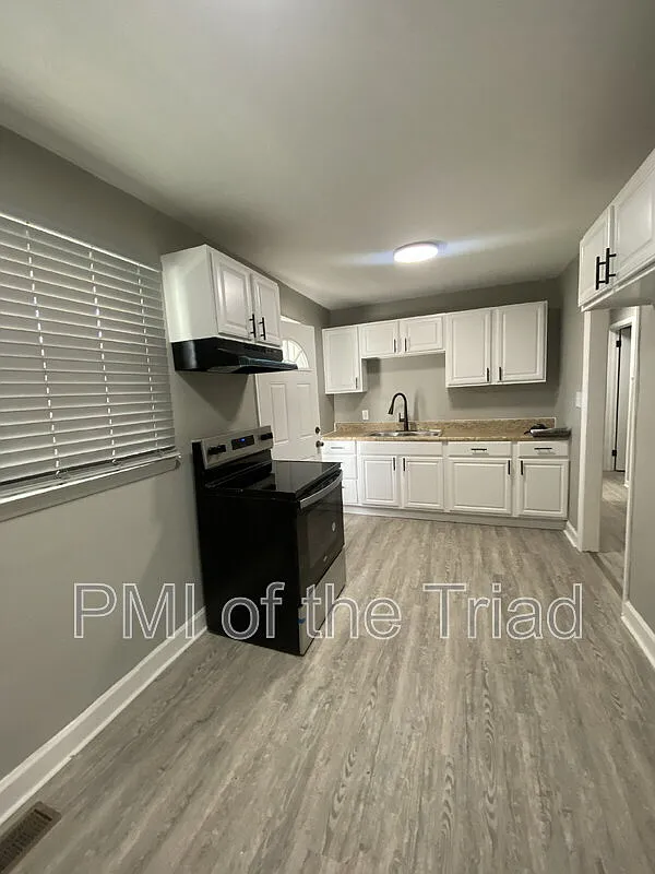 3 bed, 1.0 bath, 925 sqft, $1,315 — Photo 4