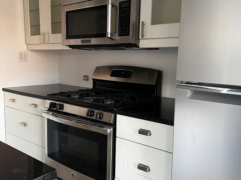 607 N Noble St #4 — Photo 4
