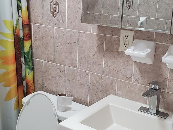 5th image of 927 Tilden St #2