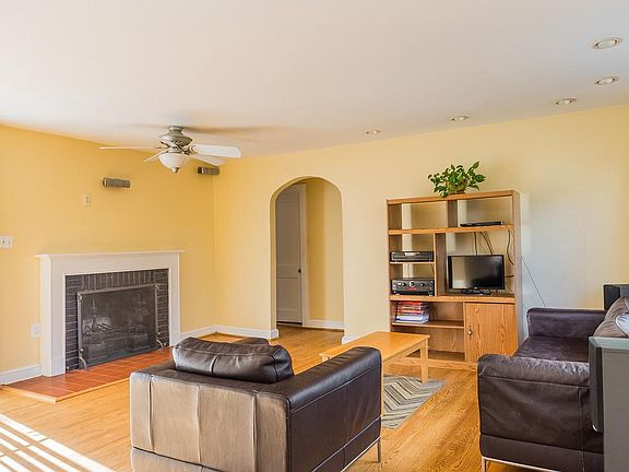 3rd image of 10125 Dwight Ave