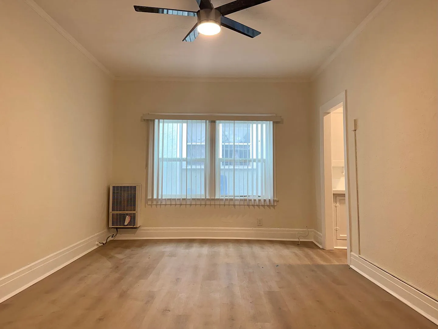 207 S Berendo St — Photo 4