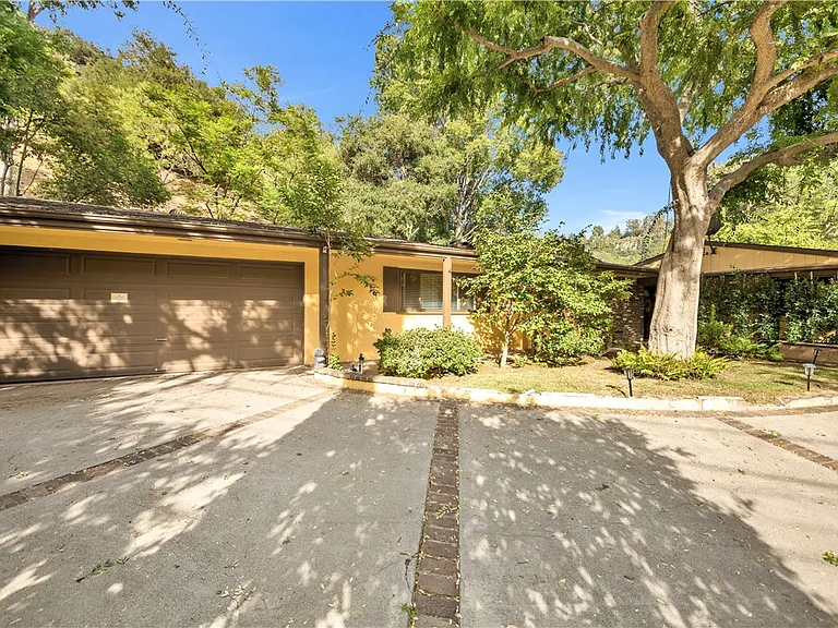 2500 Benedict Canyon Dr — Photo 22